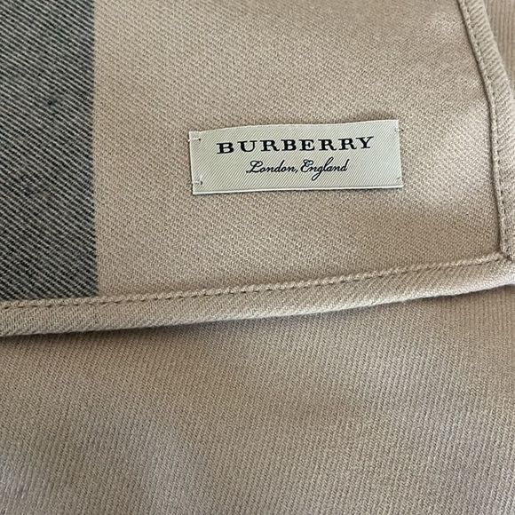 ❤️SOLD❤️Burberry poncho - Picture 3 of 8